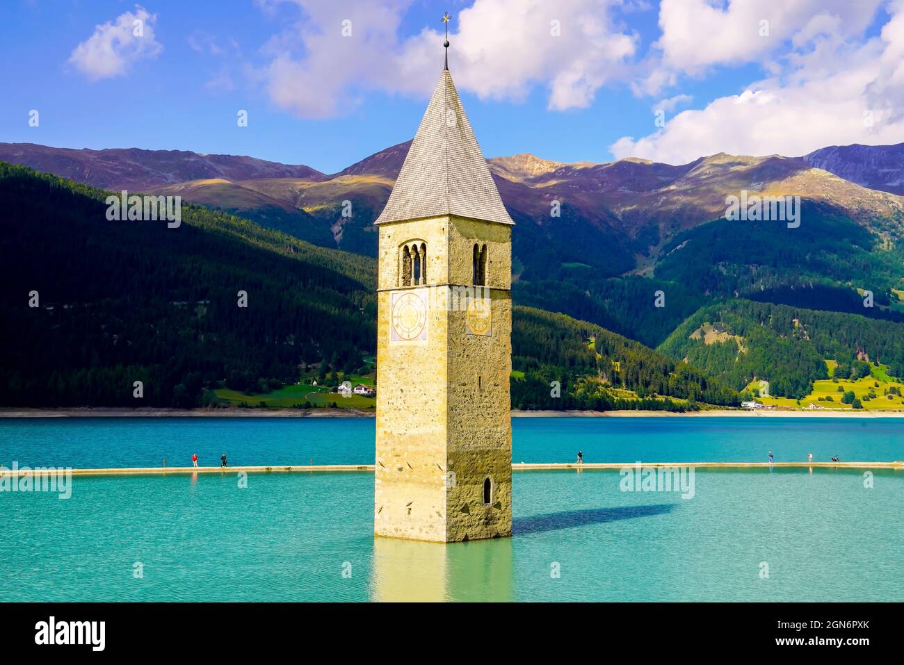 Solo la chiesa campanaria solista si estende dalle acque del lago di Resia, Alto Adige, Italia. Il campanile è l'unico residuo visibile di Foto Stock