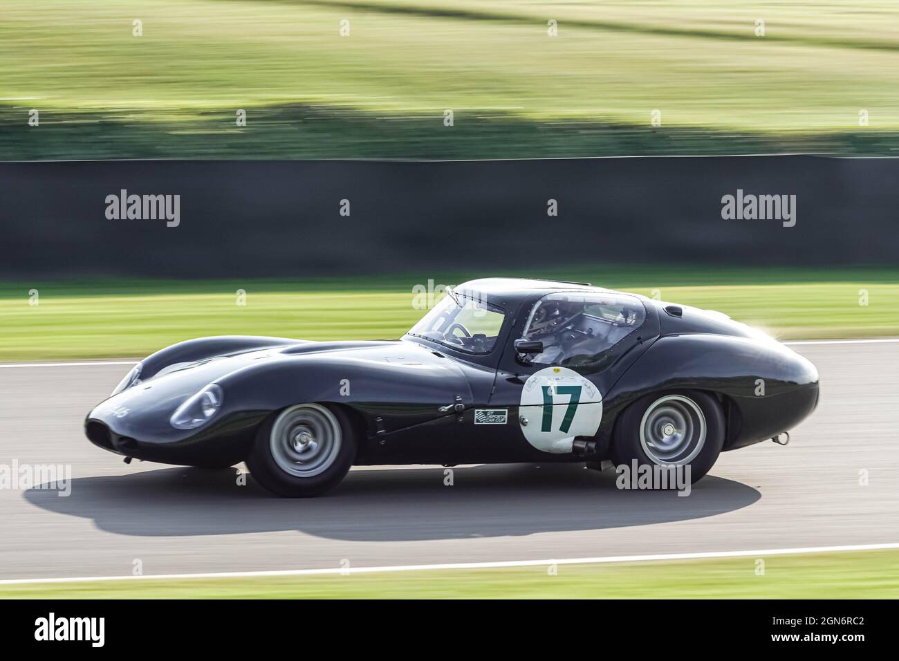 Frederic Wakeman, alla guida della coupé Lister-Jaguar, ha condiviso con Emanuele Pirro, durante le prove di pratica per la gara RAC TT di Goodwood Revival. Foto Stock