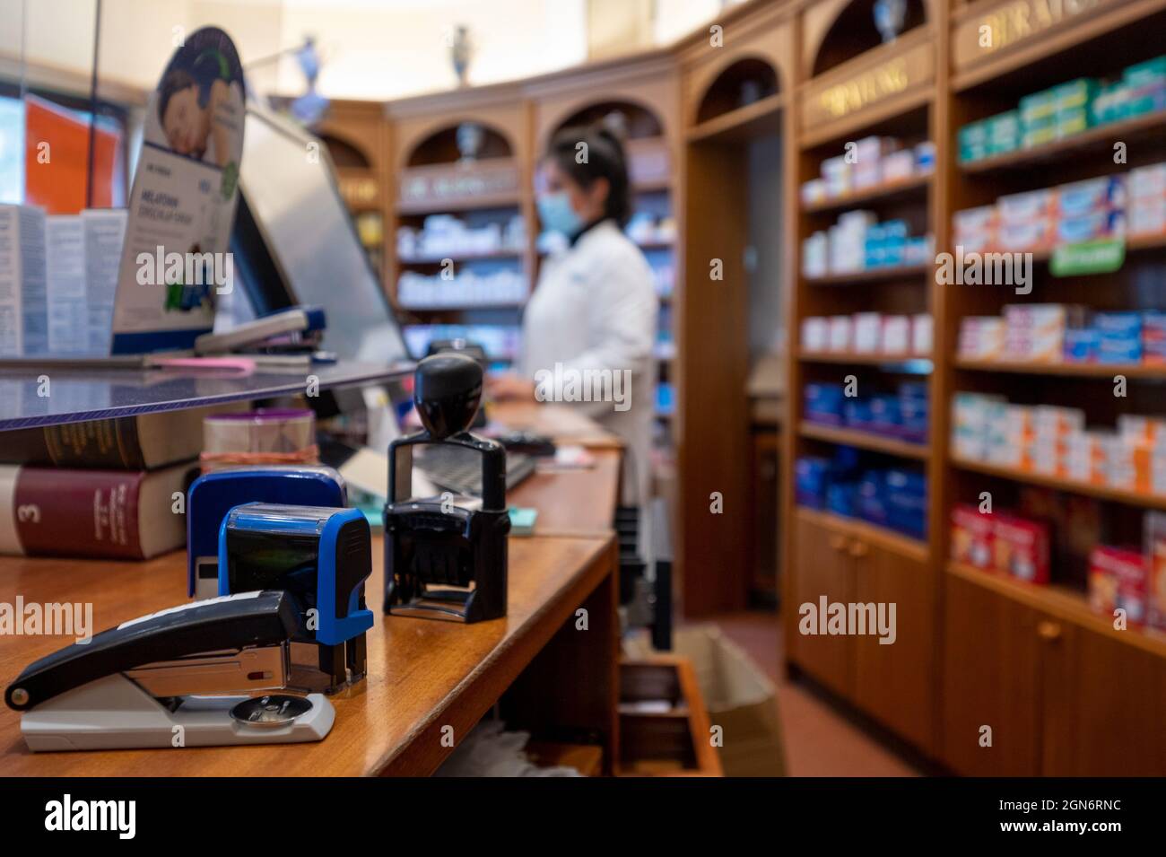 Berlino, Germania. 21 settembre 2021. Un dipendente è presente nel registratore di cassa della farmacia Schlachtensee. La prima giornata dei farmacisti tedeschi si svolge il 22 settembre. Credit: Monika Skolimowska/dpa-Zentralbild/dpa/Alamy Live News Foto Stock