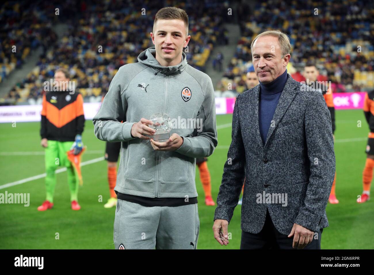 Non esclusiva: KIEV, UCRAINA - 22 SETTEMBRE 2021 - onorato Coach of Ukraine Oleksandr Petrakov (R) e il miglior portiere Anatolii Trubin sono visti b Foto Stock