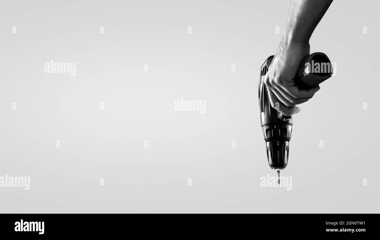 Tenere a mano un cacciavite a batteria Foto Stock