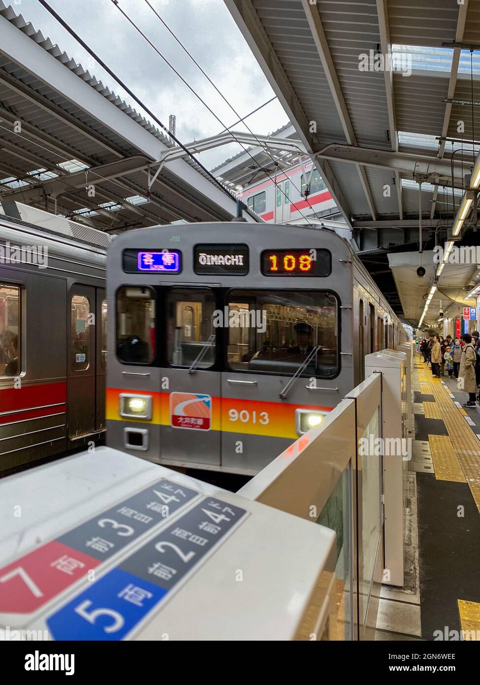 Tokyo, Giappone - 19 Novembre 2019: Treno per pendolari Japan Railway Yamanote Line alla metropolitana di Tokyo Foto Stock