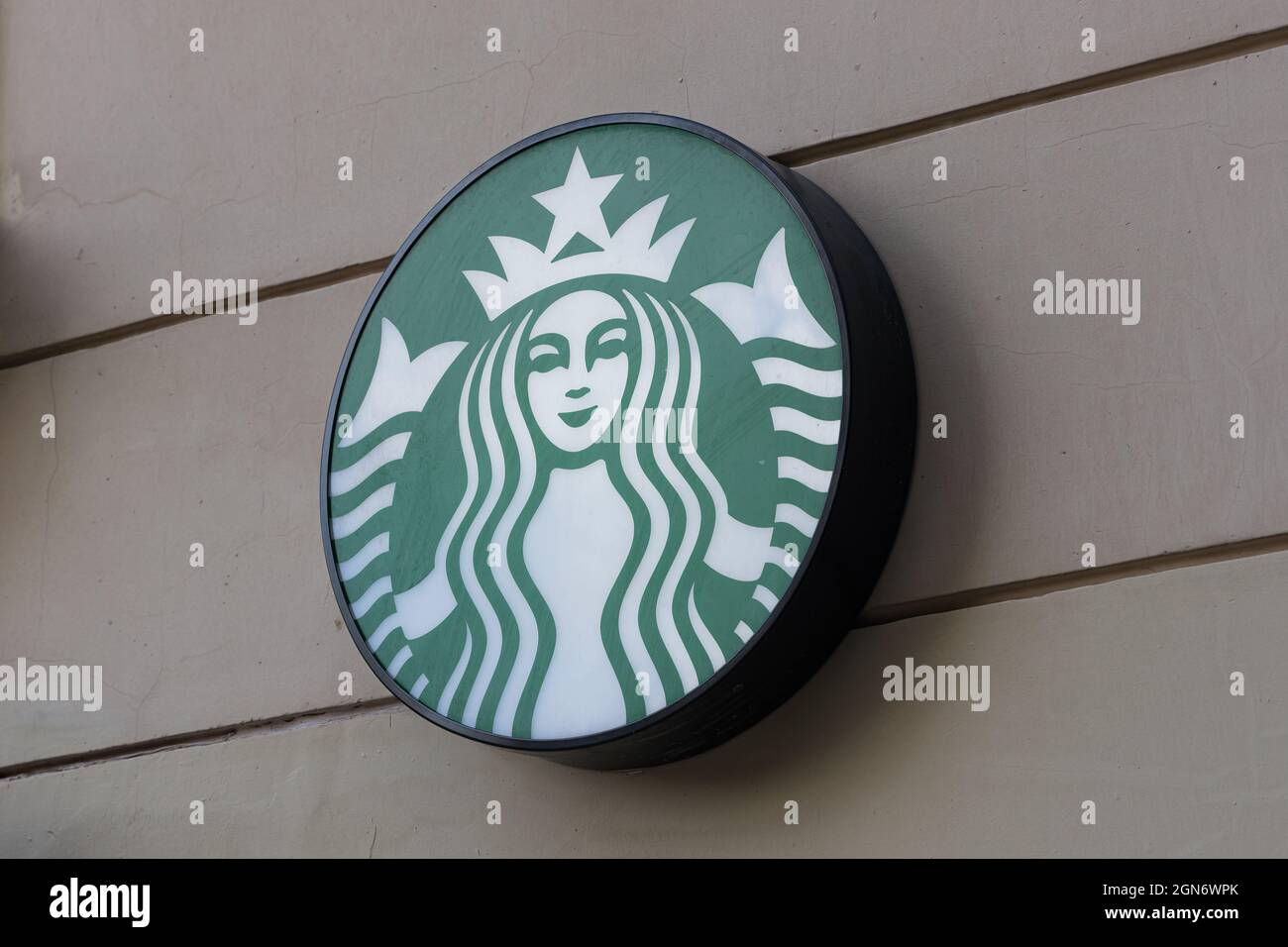 VALENCIA, SPAGNA - 21 SETTEMBRE 2021: Starbucks Corporation è una catena multinazionale americana di caffetterie con sede a Seattle Foto Stock