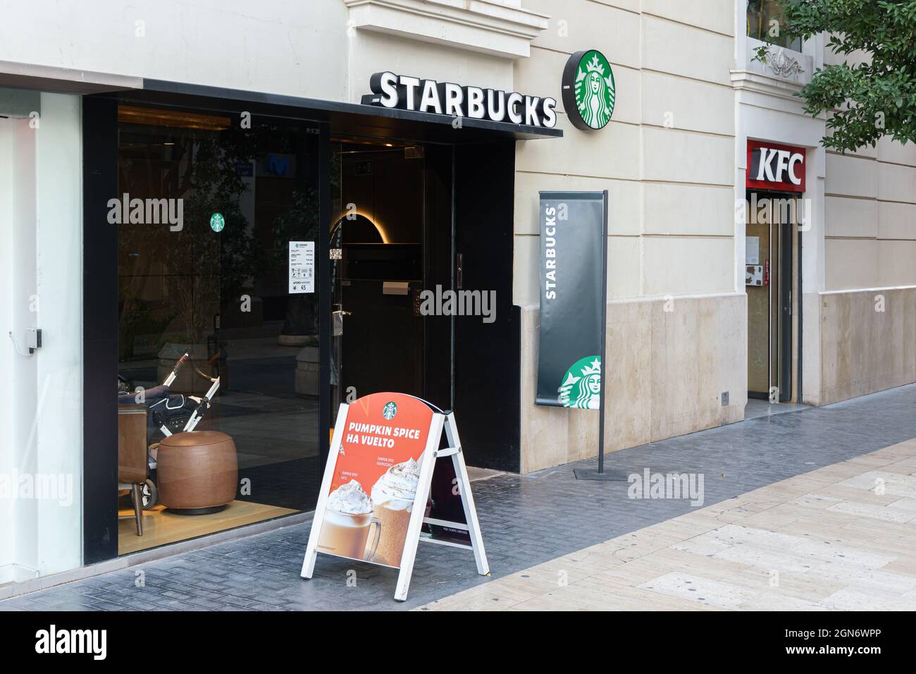VALENCIA, SPAGNA - 21 SETTEMBRE 2021: Starbucks Corporation è una catena multinazionale americana di caffetterie con sede a Seattle Foto Stock