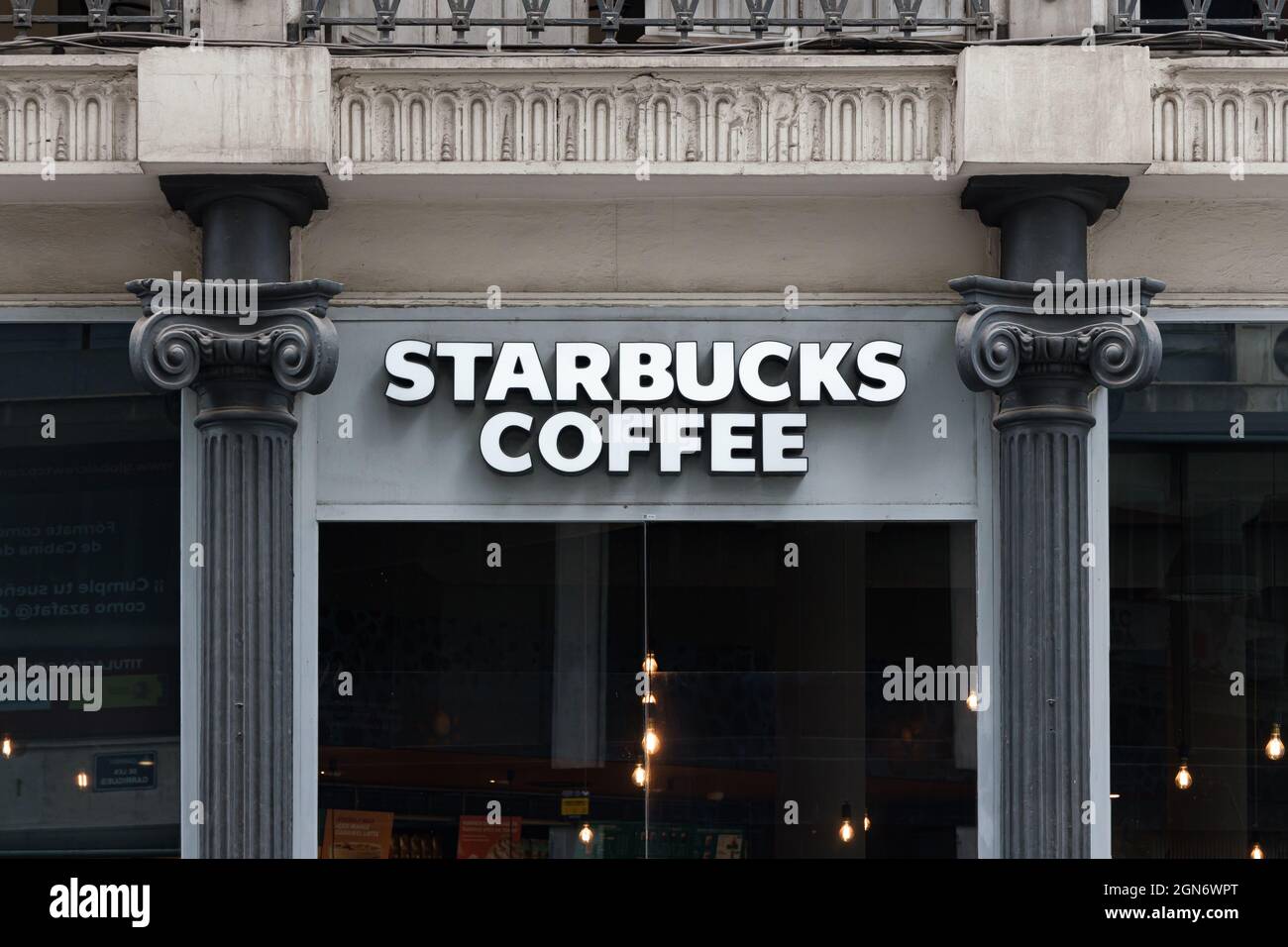 VALENCIA, SPAGNA - 21 SETTEMBRE 2021: Starbucks Corporation è una catena multinazionale americana di caffetterie con sede a Seattle Foto Stock
