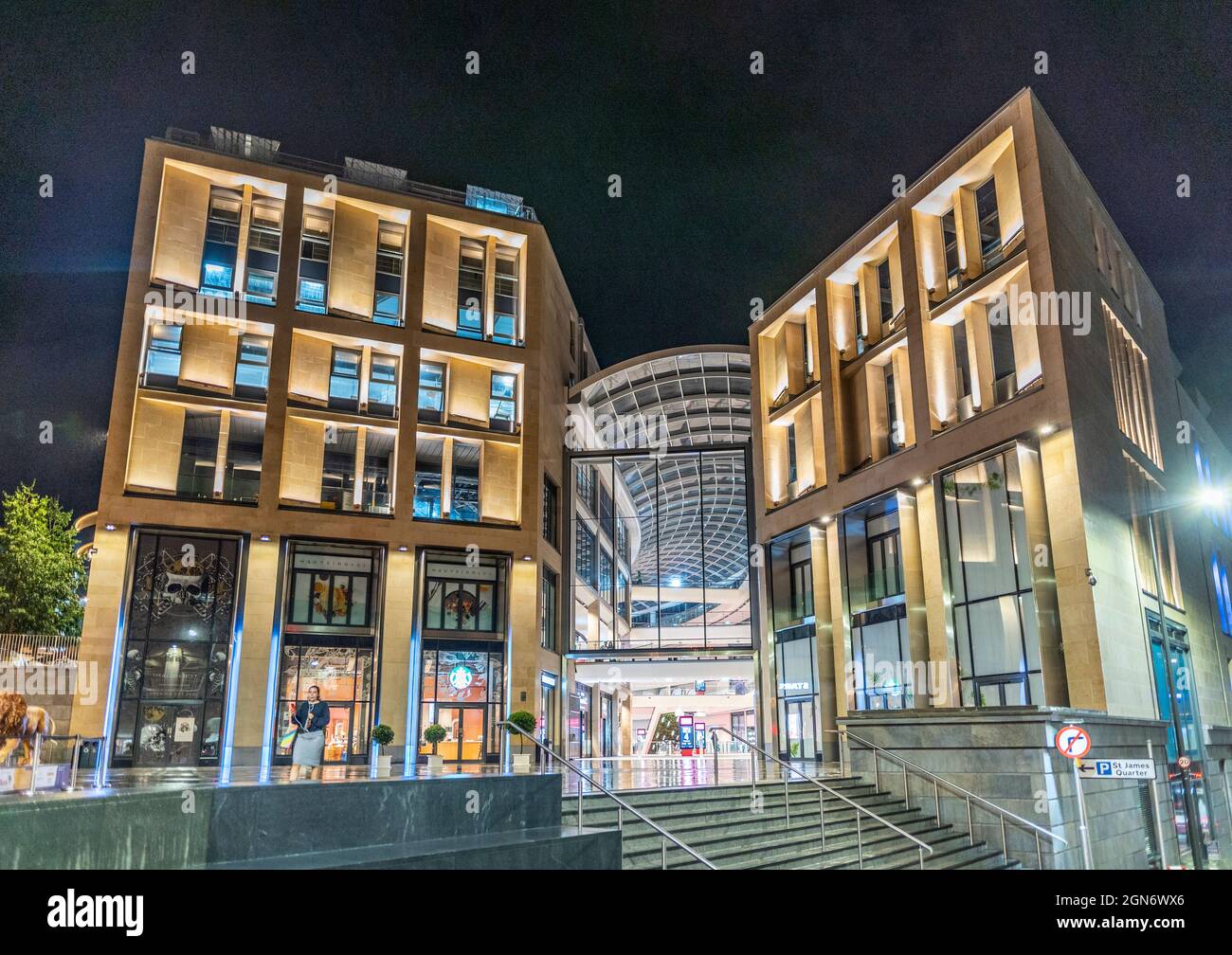 Vista dall'esterno di notte del nuovo centro commerciale e di intrattenimento St James Quarter a Edimburgo, Scozia, Regno Unito Foto Stock Vista dall'esterno di notte del nuovo centro commerciale e di intrattenimento St James Quarter a Edimburgo, Scozia, Regno Unito Foto Stock