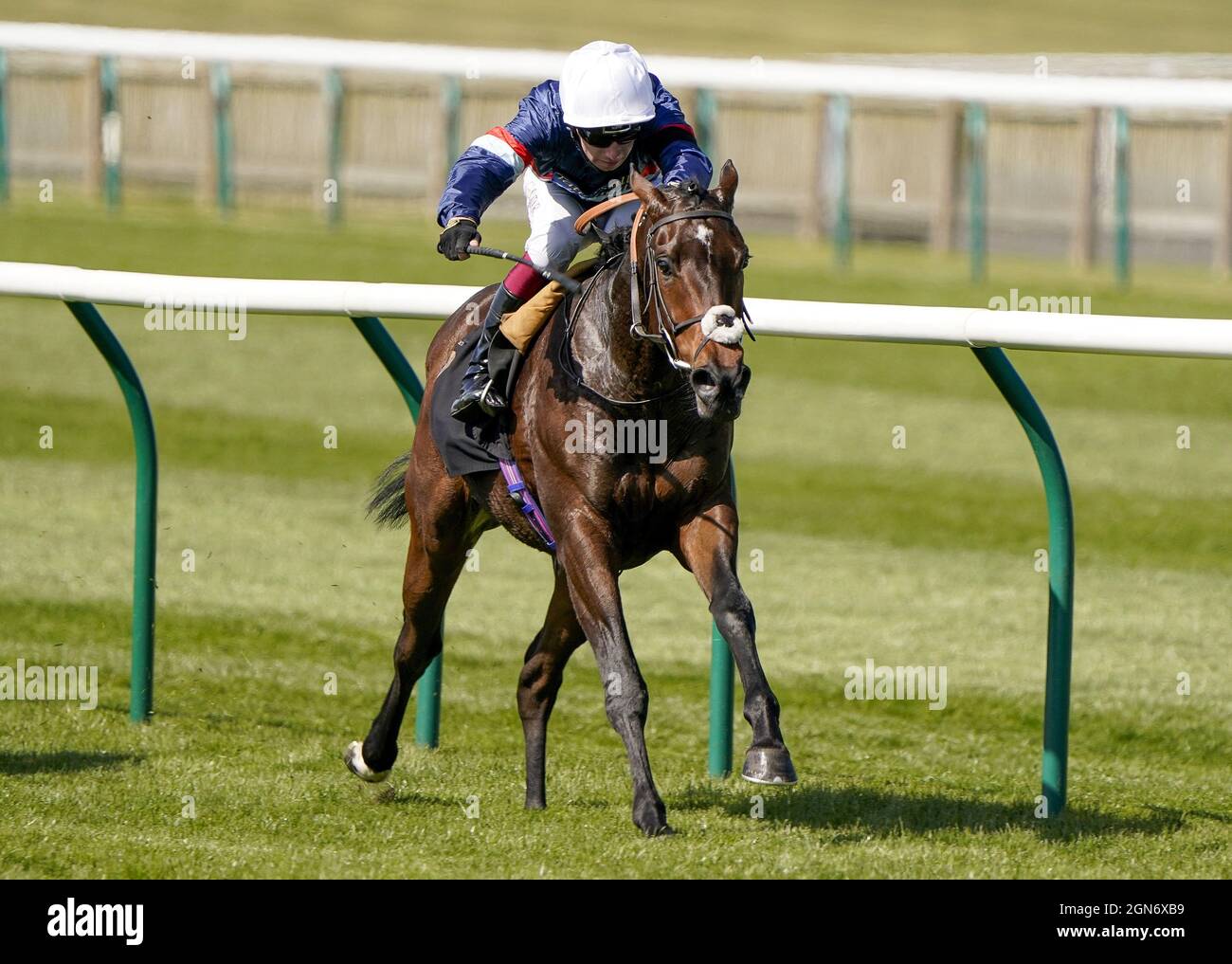 Foto di archivio datata 13-04-2021 di Oisin Murphy a cavallo di Carolus Magnus. Data di emissione: Giovedì 23 settembre 2021. Foto Stock