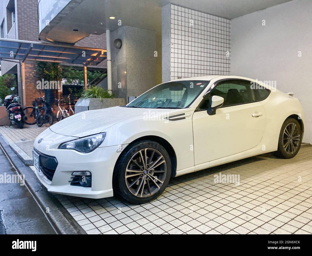 Tokyo, Giappone - 23 Novembre 2019: Subaru BRZ sulla strada tranquilla di Tokyo Foto Stock