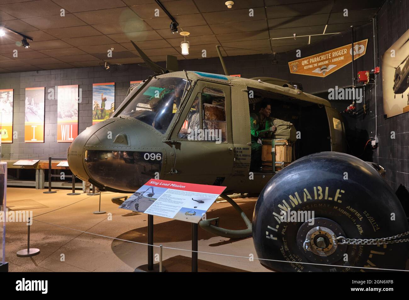 Un elicottero Huey del Vietnam era impostato per una missione di carico di imbracatura. Al museo dell'esercito del Quartermaster a Fort Lee, Virginia. Foto Stock