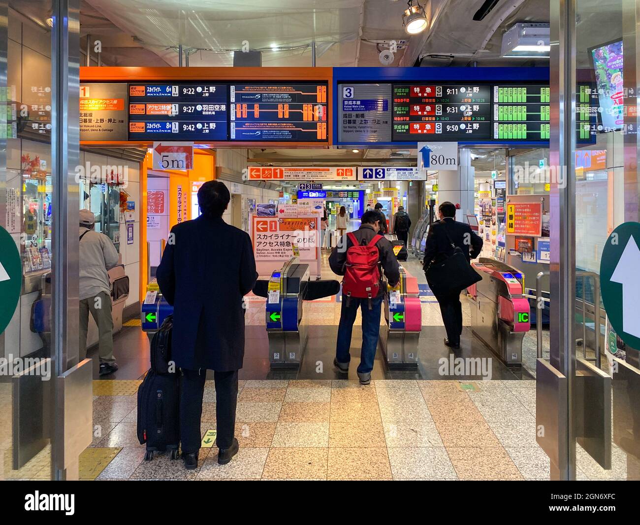 Tokyo, Giappone - 17 novembre 2019: Passa attraverso le biglietterie per la metropolitana di Tokyo Foto Stock