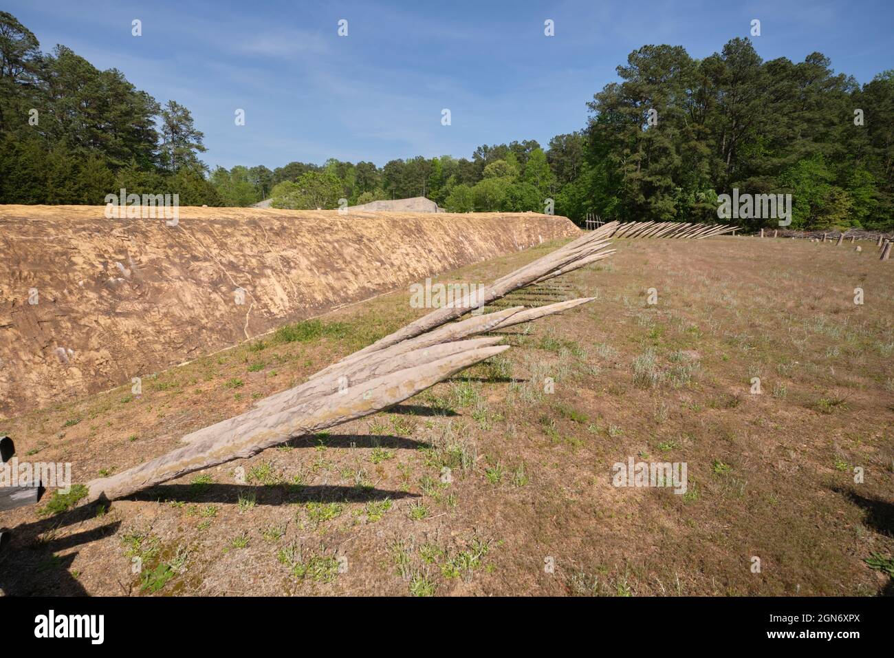Trincea, fosso con affilato tronco inclinato fraise difesa. Al Pamplin Historical Park e al National Civil War Museum of the Civil War Soldier di P. Foto Stock