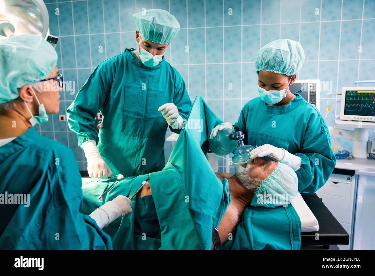 Il team di chirurgia operanti in una sala chirurgica Foto Stock