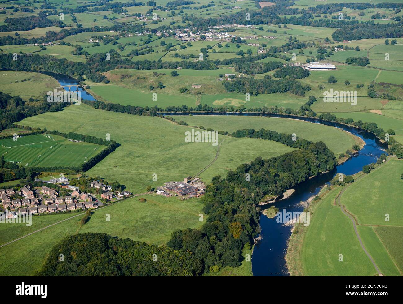 Il fiume Ribble, tra Whalley e Ribchester, sparato dall'aria, Lancashire, Inghilterra nord-occidentale, Regno Unito Foto Stock