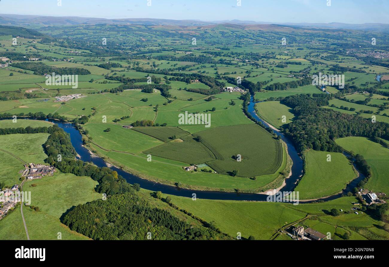 Il fiume Ribble, tra Whalley e Ribchester, sparato dall'aria, Lancashire, Inghilterra nord-occidentale, Regno Unito Foto Stock