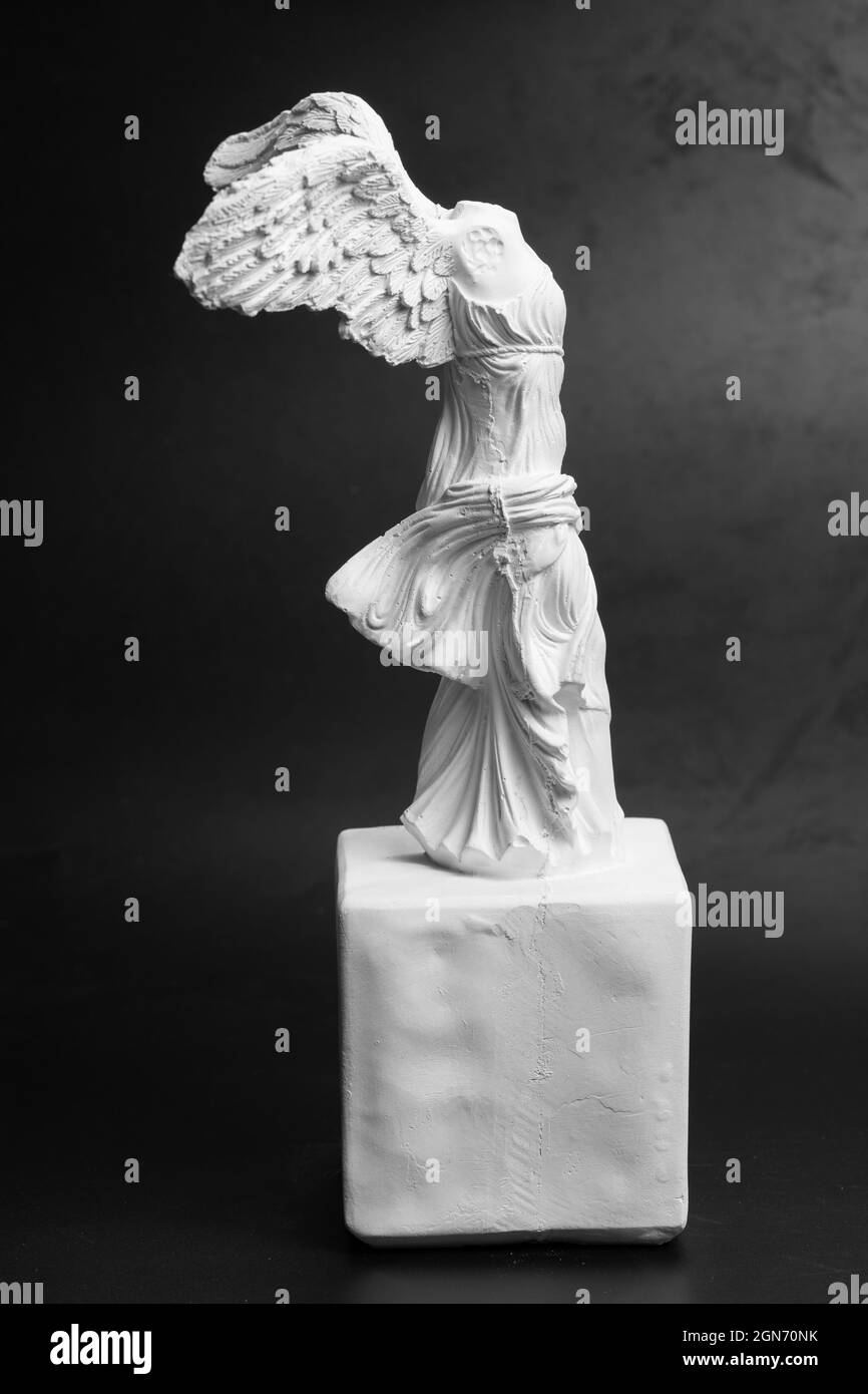Dea greca della scultura della vittoria su sfondo nero Foto Stock