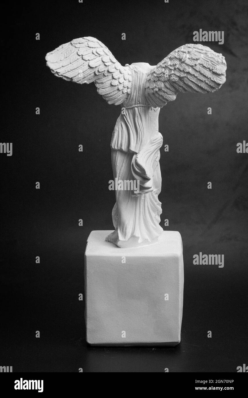 Dea greca della scultura della vittoria su sfondo nero Foto Stock