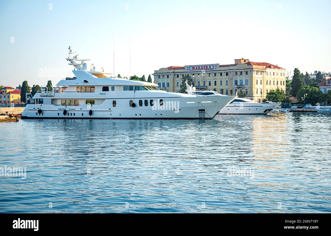 Splendidi yacht nel porto della città. Foto Stock