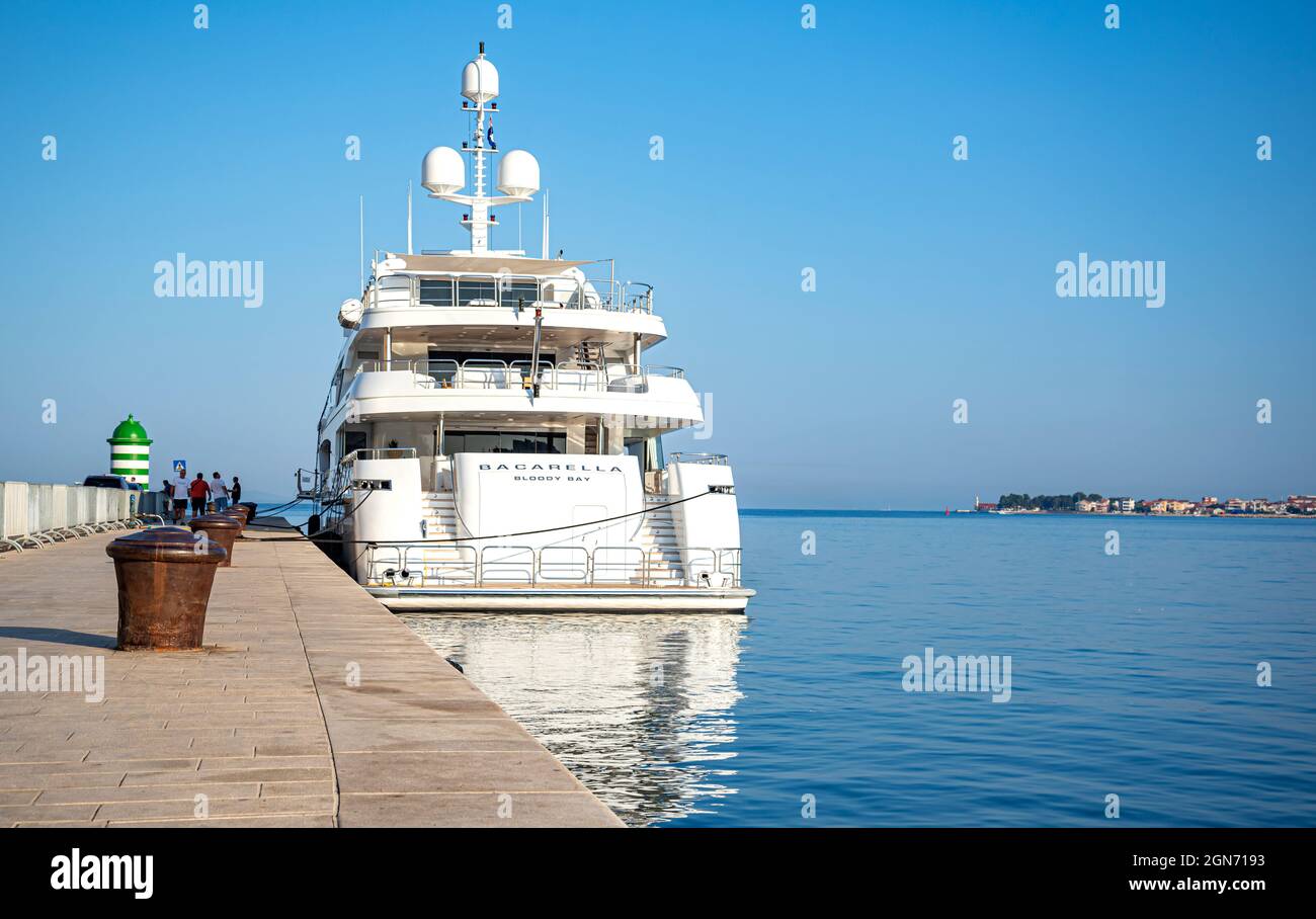 Splendidi yacht nel porto della città. Foto Stock