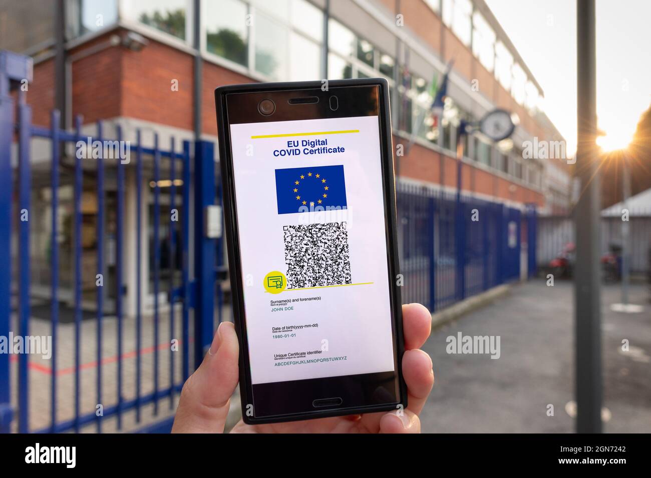 Donna che mostra su smartphone EU Digital Covid Certificate Green Pass. Foto Stock