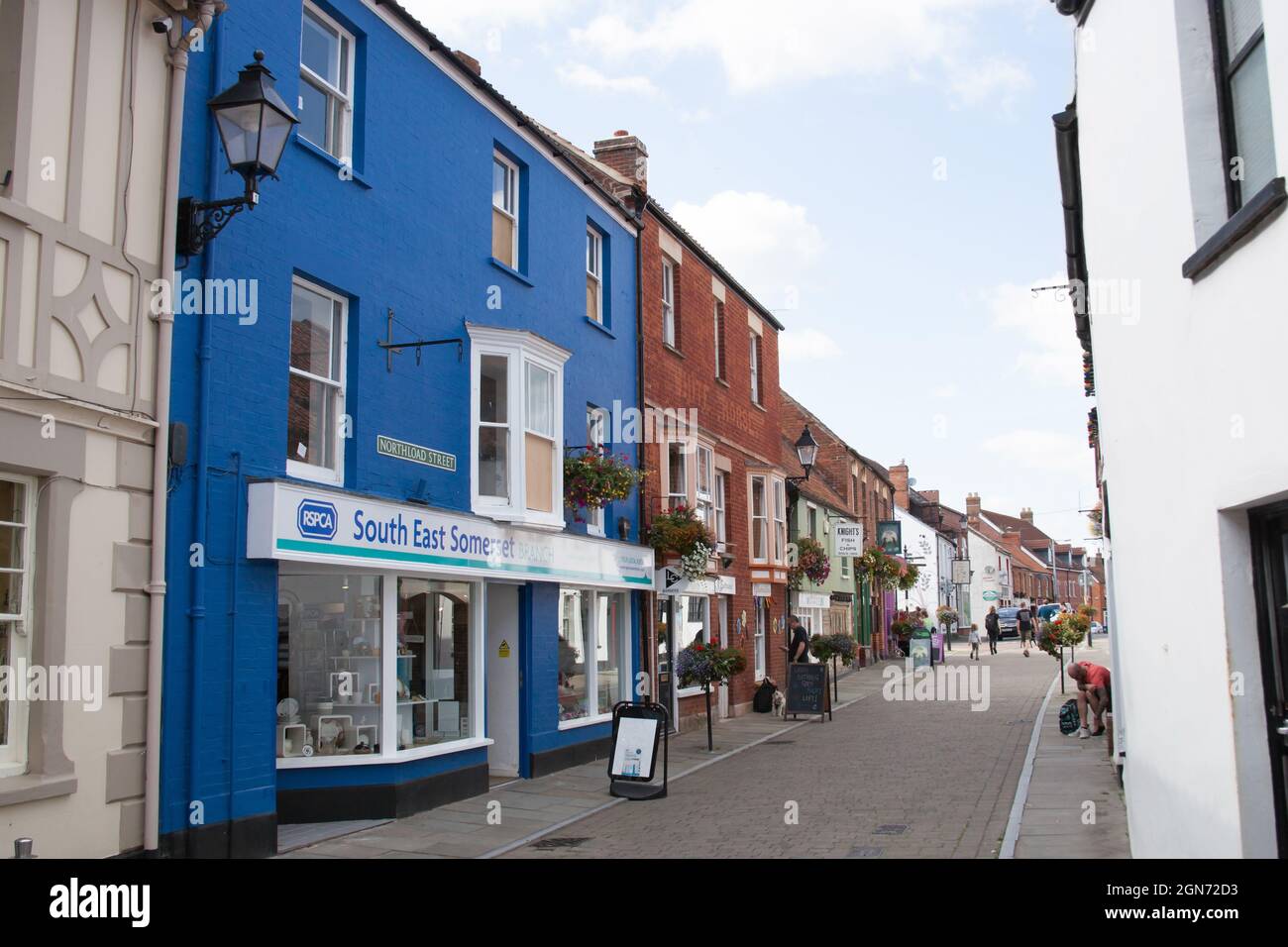 Negozi in Northload Street a Glastonbury, Somerset nel Regno Unito Foto Stock
