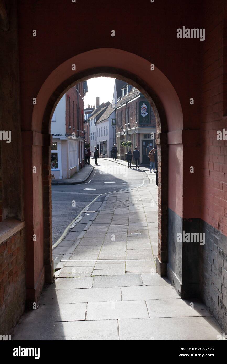 Un pittoresco arco a Kingsgate che porta su una strada laterale vicino alla cattedrale di Winchester nel Regno Unito Foto Stock