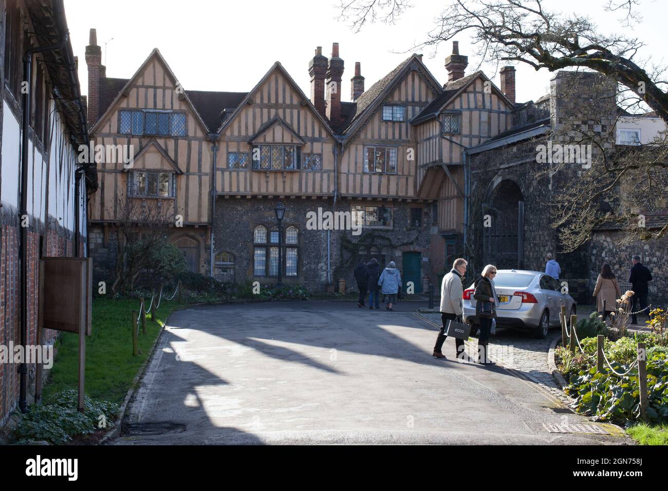 Splendidi edifici a graticcio all'interno del parco della Winchester Cathedral in Hampshire, Regno Unito Foto Stock