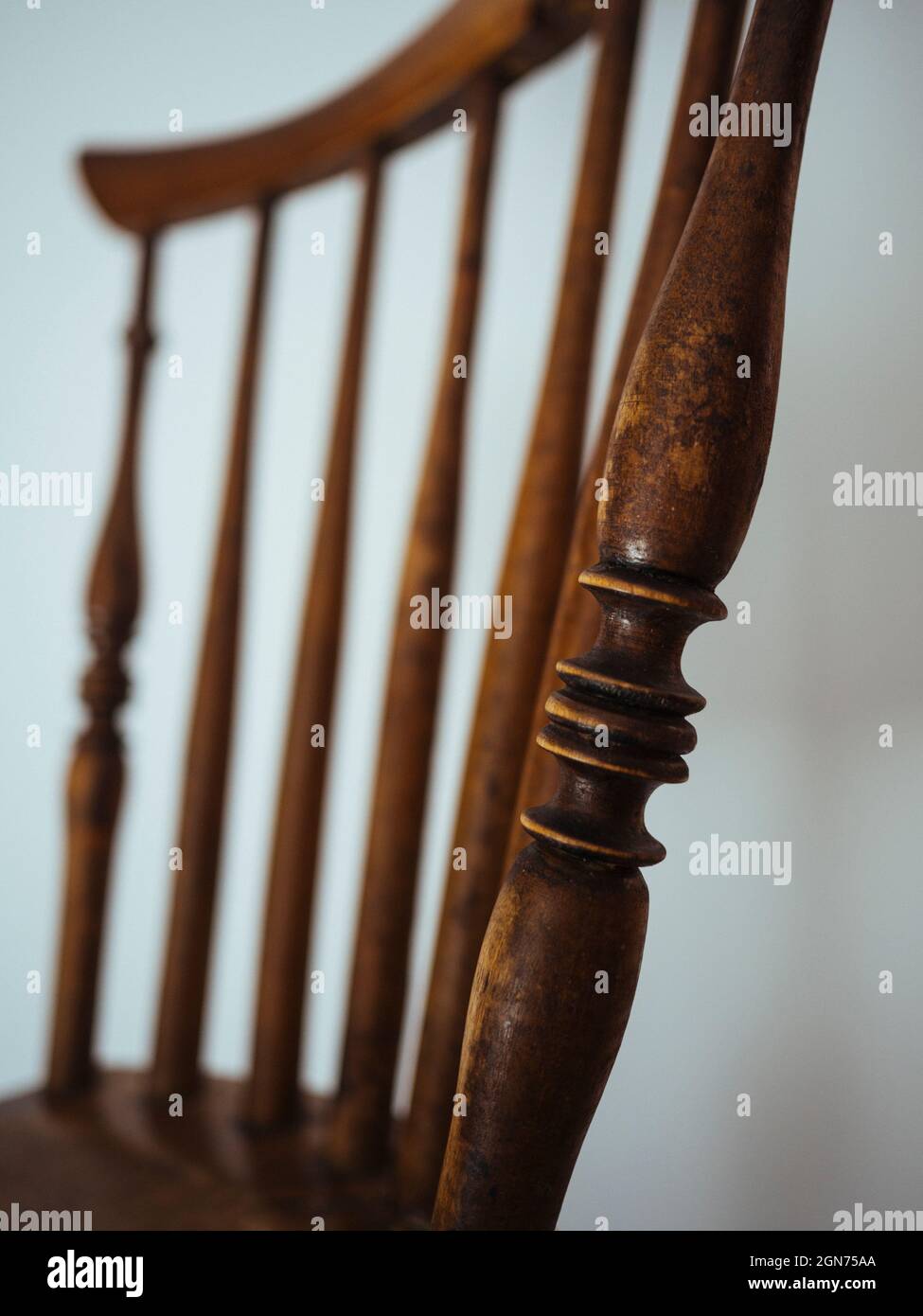 Raggi di schiena di semplice antica sedia asiatica in legno Foto Stock