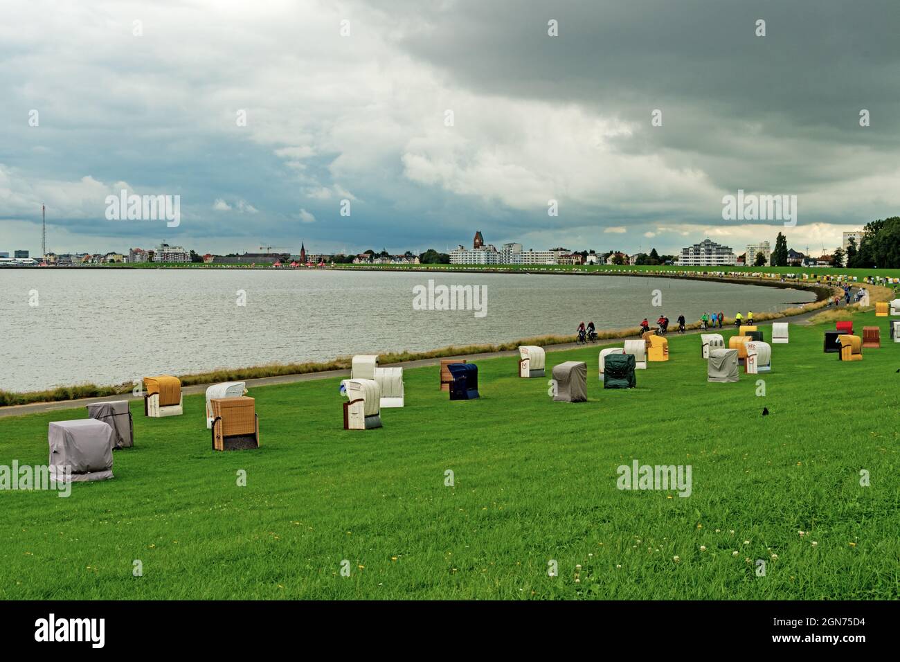 Strandwanderweg von Cuxhafen Döse bis zum radar an der 'Alten Liebe',mit Strandkorbwiese und Nordsee Bucht Foto Stock