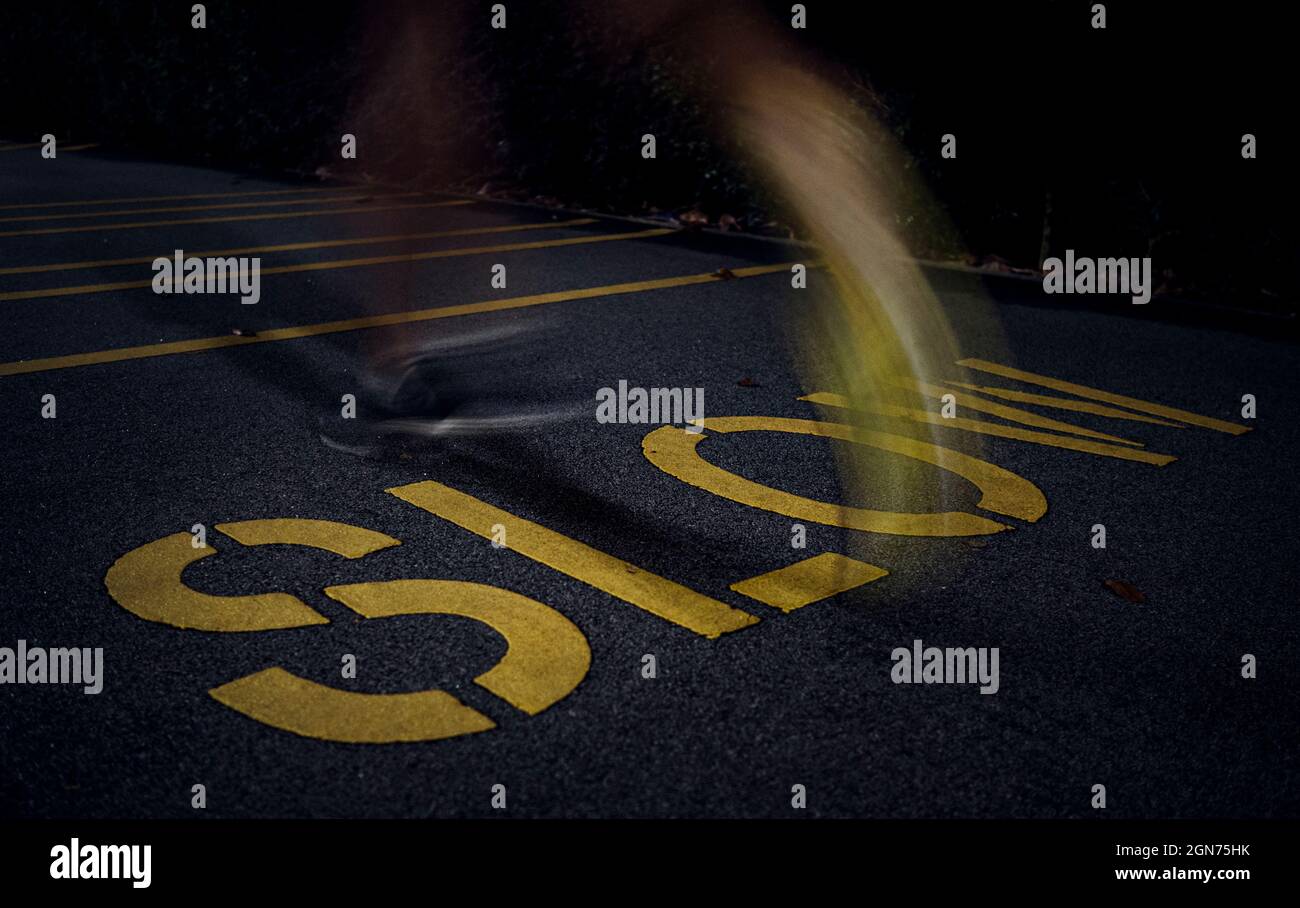 Corsa veloce su slow sign sul marciapiede Foto Stock