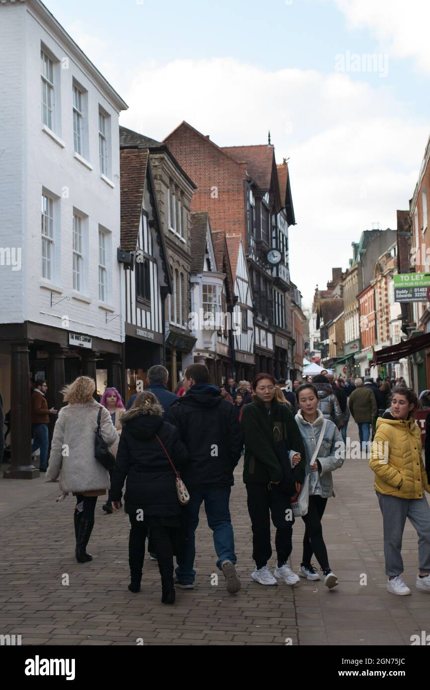 Winchester Town Center in un intenso sabato pomeriggio a Hampshire, Regno Unito Foto Stock