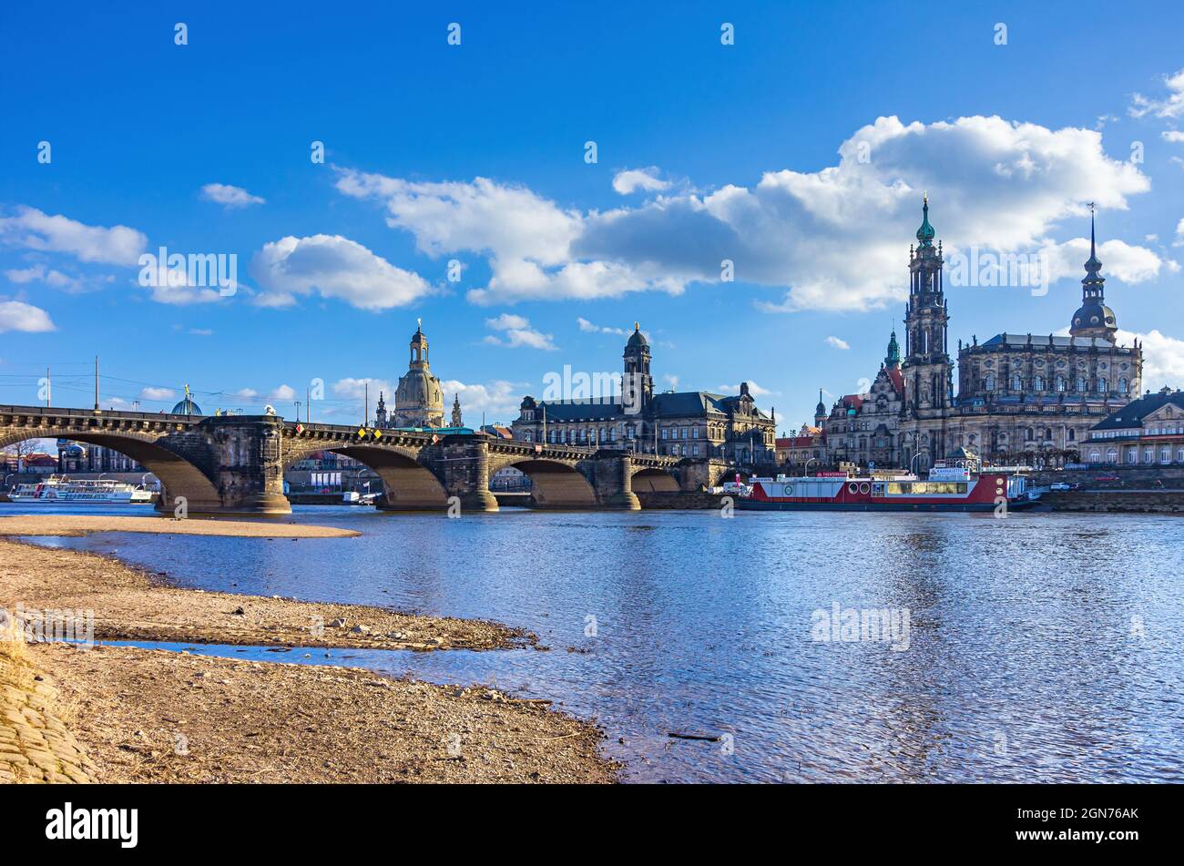 Dresda, Sassonia, Germania - 3 marzo 2015: Vista classica del paesaggio storico della città vecchia fotografato dalla riva del fiume Königsufer. Foto Stock
