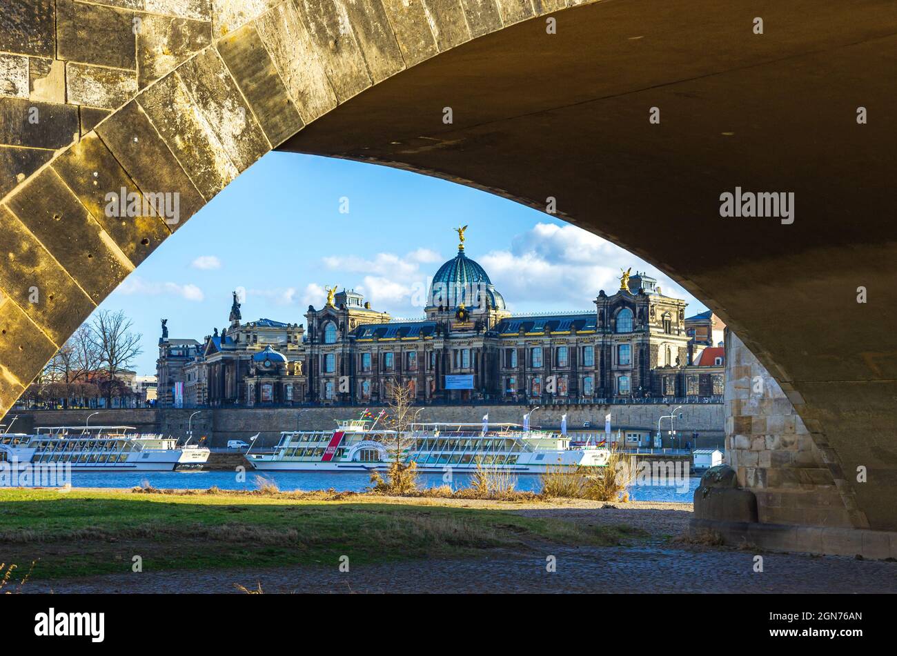 Dresda, Sassonia, Germania: Accademia di Belle Arti (Kunsthochschule) vista attraverso un arco del Ponte di Augusto dal fiume Königsufer. Foto Stock