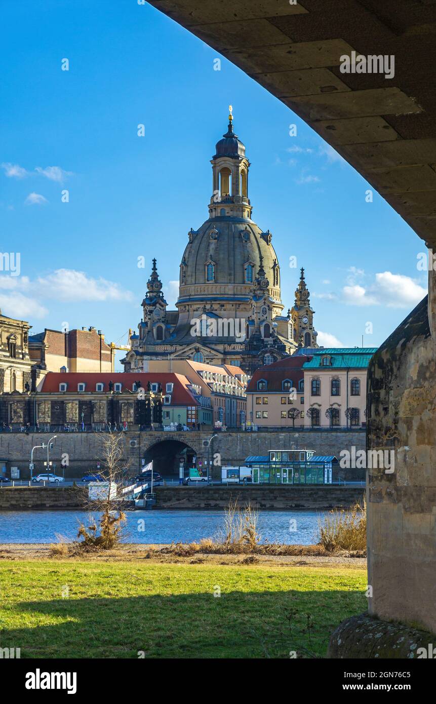 Dresda, Sassonia, Germania: Chiesa Frauenkirche vista attraverso un arco del ponte di Augusto dalla riva del fiume Königsufer. Foto Stock