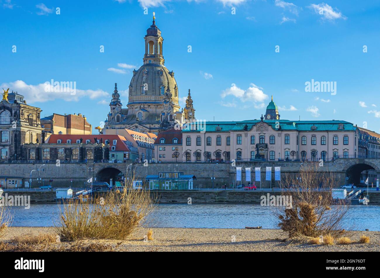 Dresda, Sassonia, Germania: Chiesa Frauenkirche e Brühl Terrace su Terrassenufer visto dalla parte opposta del fiume Königsufer. Foto Stock