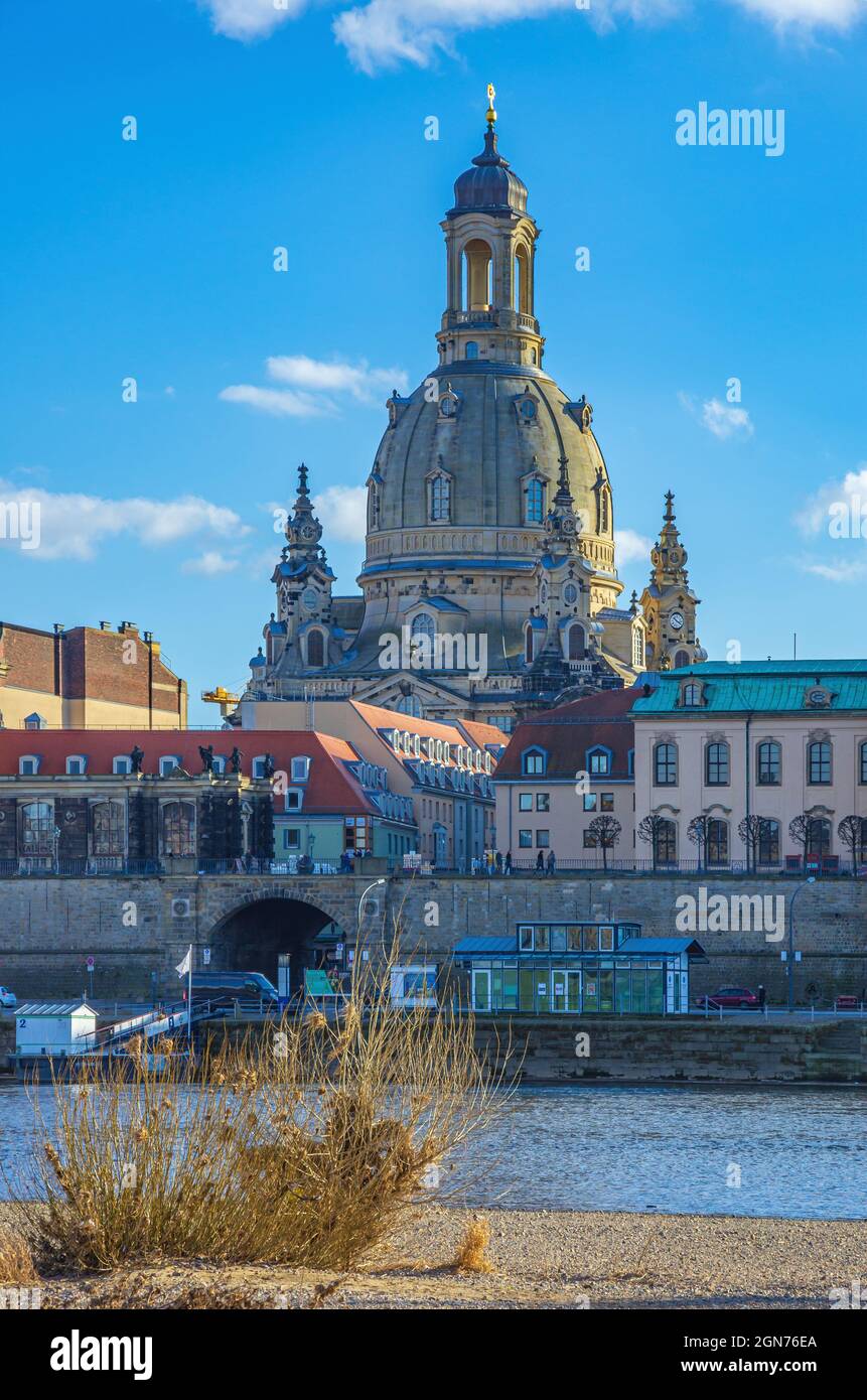 Dresda, Sassonia, Germania: Chiesa Frauenkirche e Brühl Terrace su Terrassenufer visto dalla parte opposta del fiume Königsufer. Foto Stock