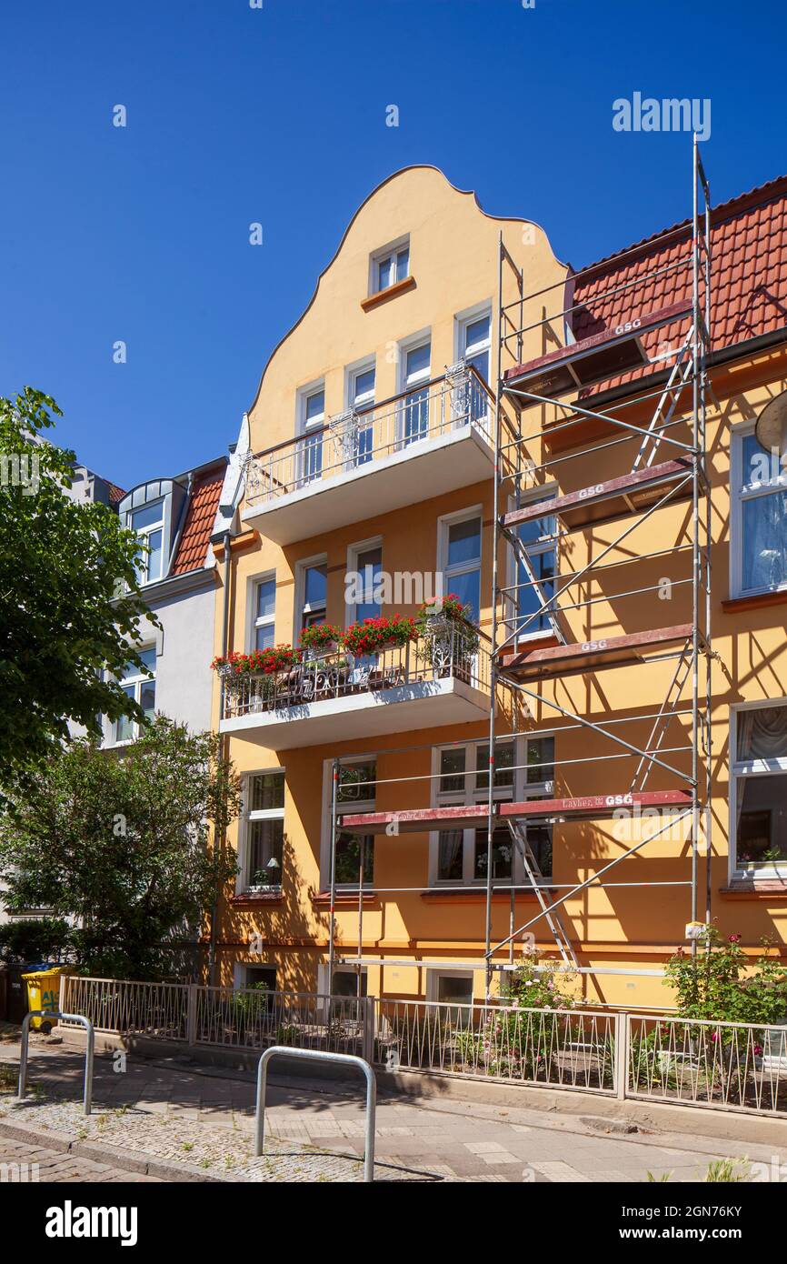 Edificio residenziale con affolded, Warnemünde, Rostock, Meclemburgo-Vorpommern, Germania, Europa Foto Stock
