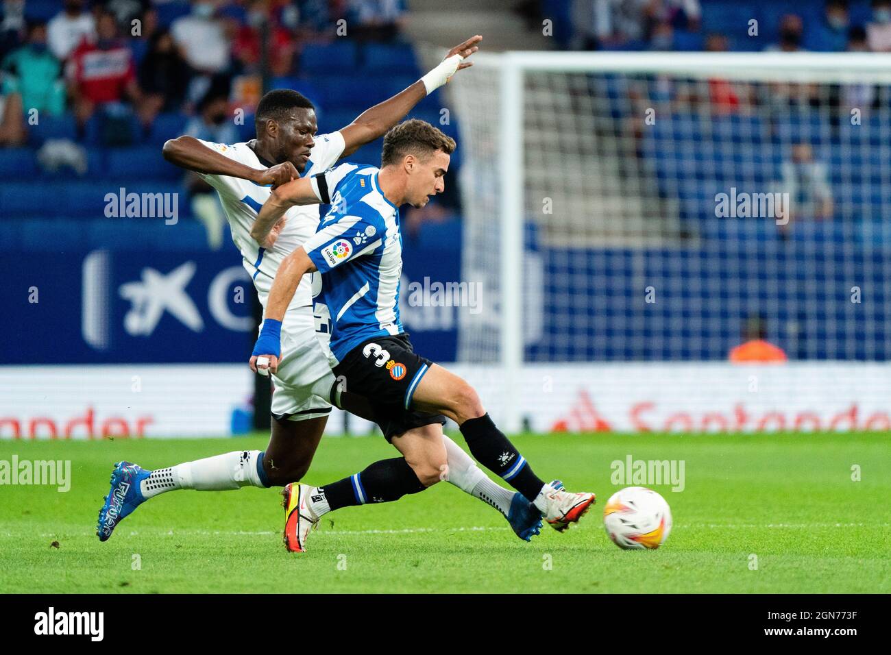 Cornella, Spagna. 22 settembre 2021. Adria Pedrosa (R) di Espanyol vies con Mamadou Loum N'Diaye di Alaves durante una partita di calcio spagnola di prima divisione tra RCD Espanyol e Deportivo Alaves a Cornella, Spagna, il 22 settembre 2021. Credit: Joan Gosa/Xinhua/Alamy Live News Foto Stock