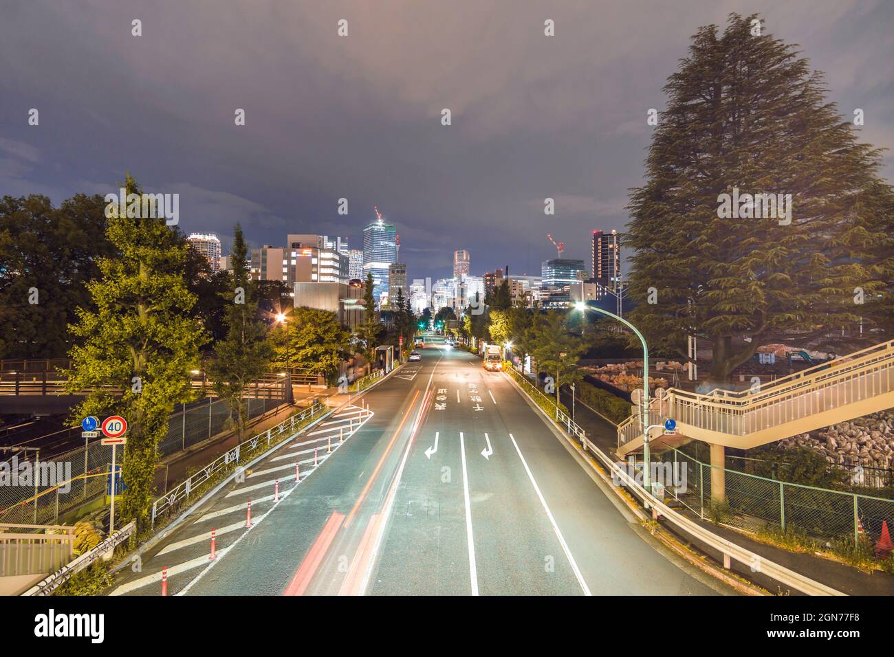Vita cittadina e traffico a Tokyo di notte, Giappone - 2019. Foto Stock