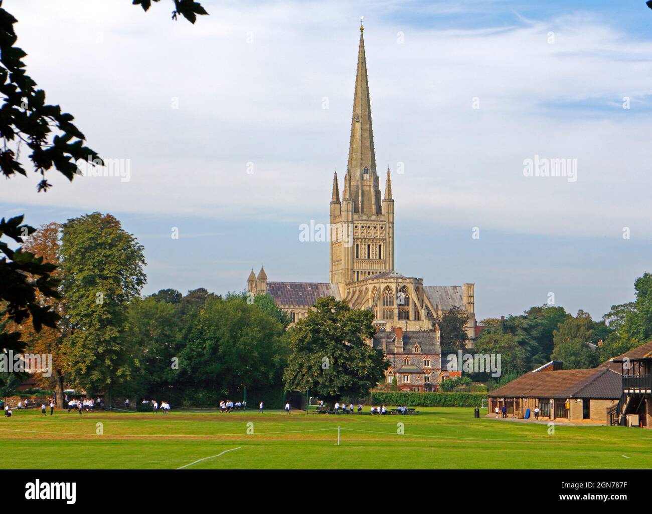 Una vista della Cattedrale dalla scuola di Norwich campi da gioco in Close nella città di Norwich, Norfolk, Inghilterra, Regno Unito. Foto Stock