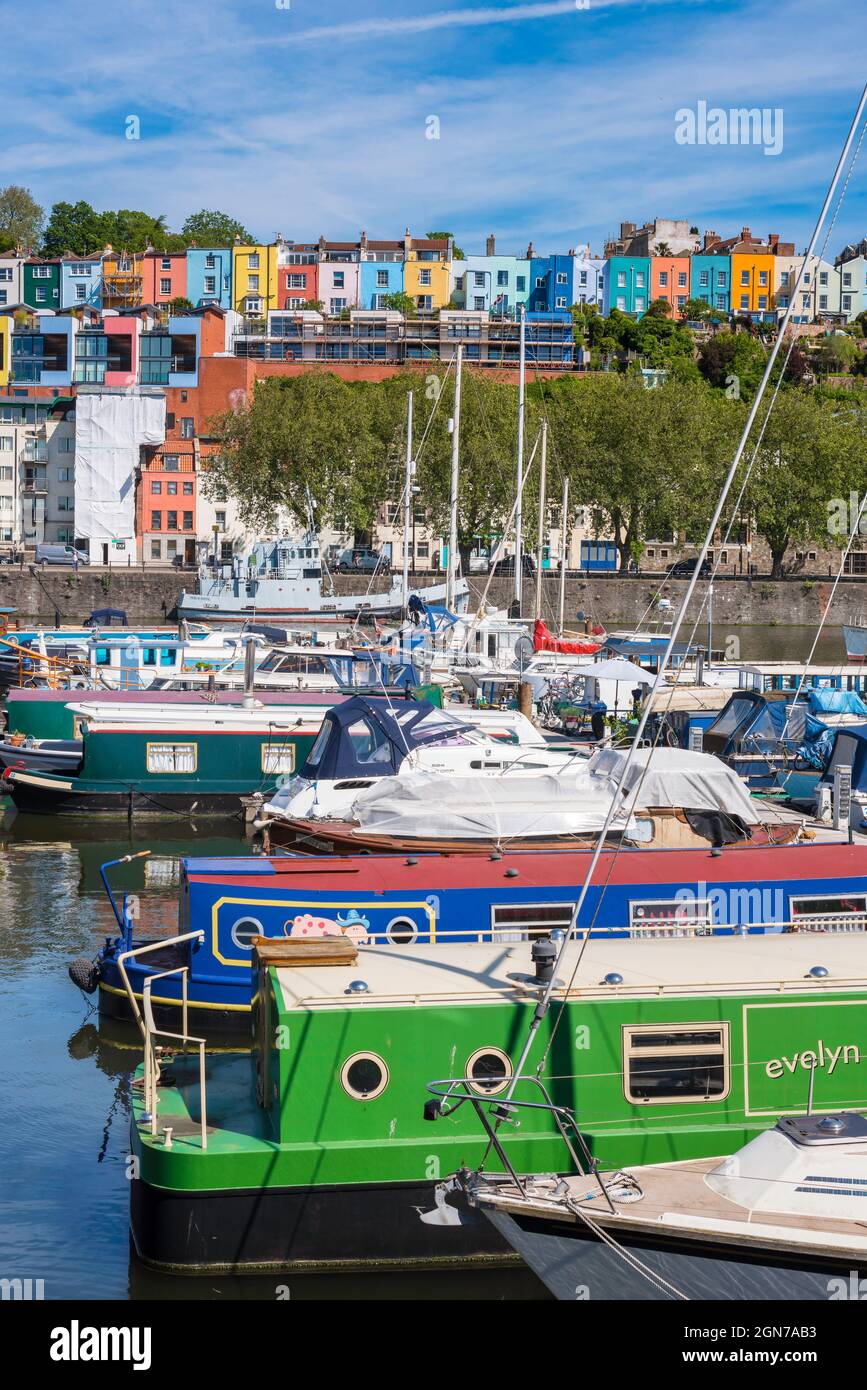 Marina Bristol, vista in estate della Marina della città con le facciate colorate della proprietà nella zona Hotwells visibile in lontananza, Inghilterra, Regno Unito Foto Stock