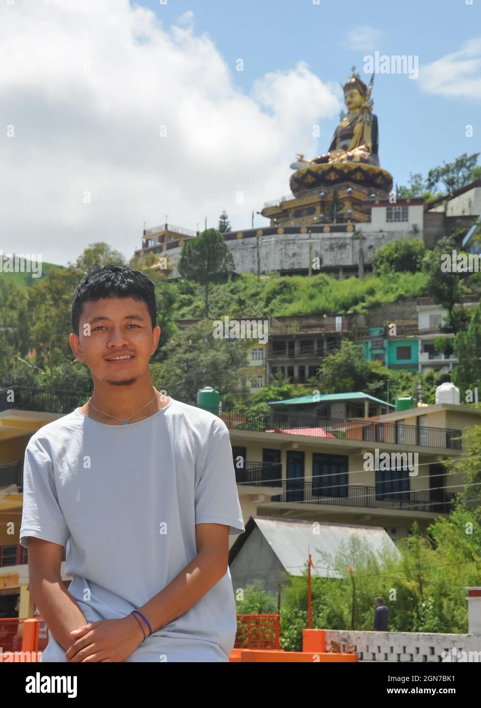 Ritratto di un giovane ladakhi in piedi contro la bella zona collinare di Tso-Pema e Padmasambhava (Guru Rinpoche) Foto Stock