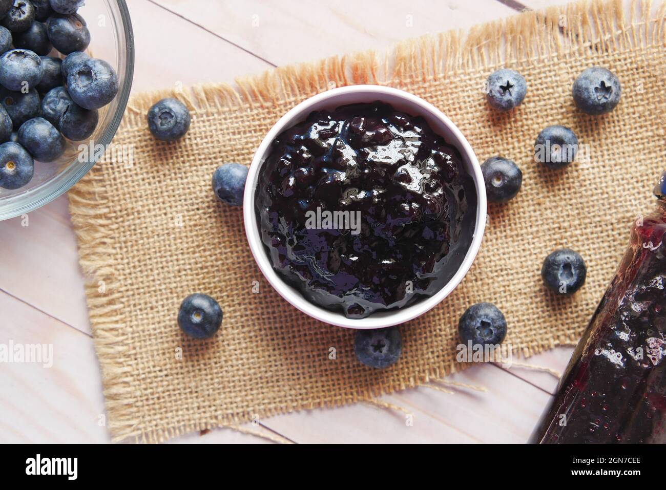 marmellata di bacche blu nel contenitore sul tavolo Foto Stock
