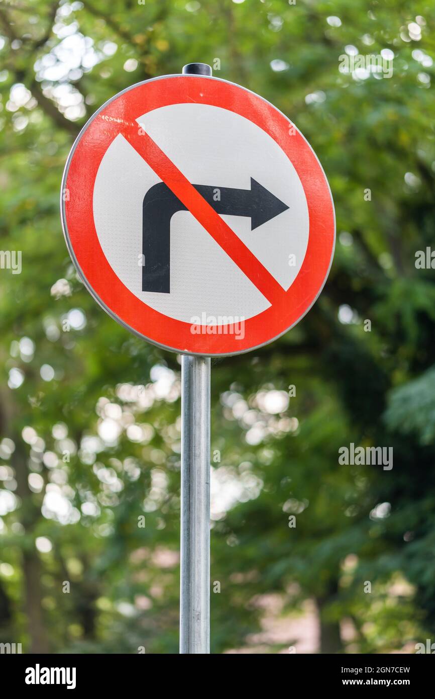 Cartello con la direzione sulla strada Foto Stock