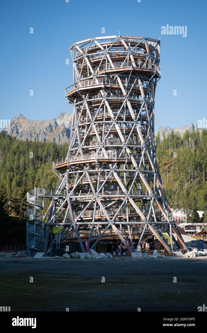 STRBSKE PLESO, SLOVACCHIA - 10 SETTEMBRE 2021: LA TORRE TATRA - edificio sofisticato di 53m di altezza, uno dei più alti d'Europa situato presso la Pleso Strbske Foto Stock