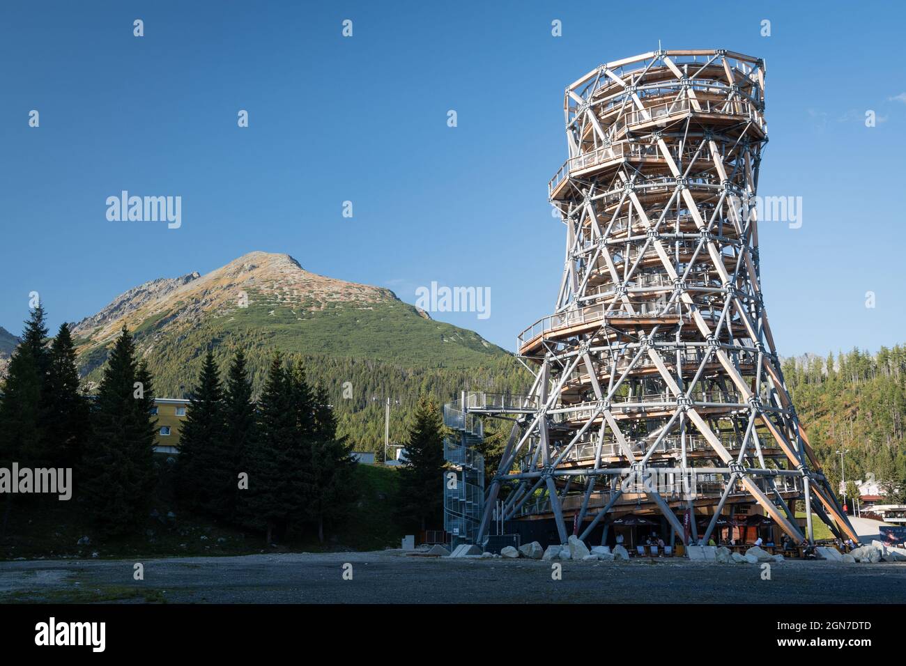 STRBSKE PLESO, SLOVACCHIA - 10 SETTEMBRE 2021: LA TORRE TATRA - edificio sofisticato di 53m di altezza, uno dei più alti d'Europa situato presso la Pleso Strbske Foto Stock