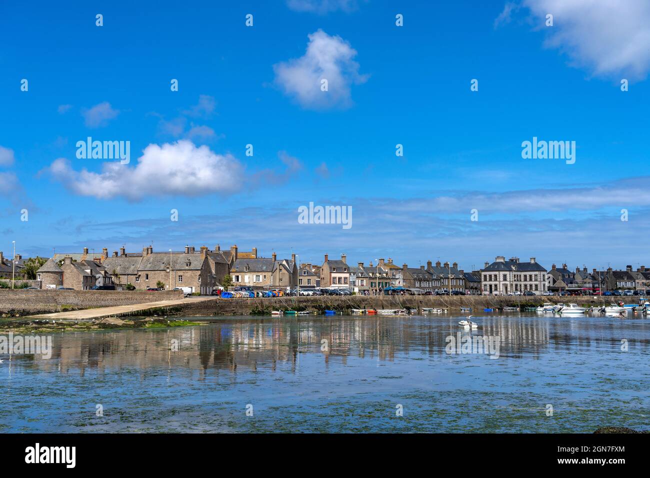 Stadtansicht mit Hafen in Barfleur, Normandie, Frankreich | paesaggio urbano con porto in Barfleur, Normandia, Francia Foto Stock