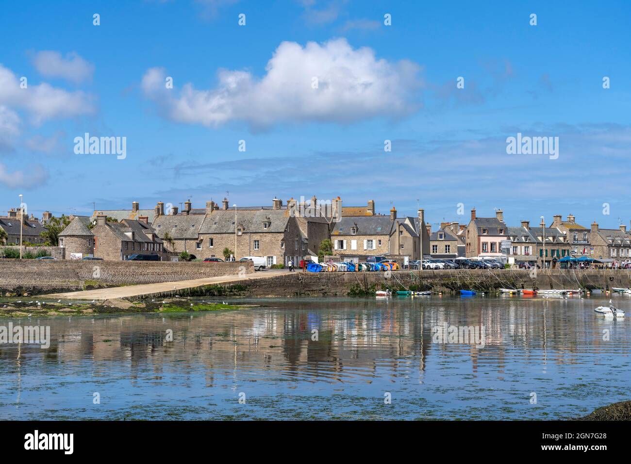 Stadtansicht mit Hafen in Barfleur, Normandie, Frankreich | paesaggio urbano con porto in Barfleur, Normandia, Francia Foto Stock