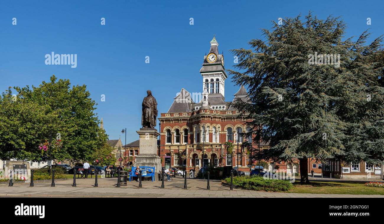 Grantham, Lincolnshire, Regno Unito. La Guildhall su St Peters Hill e la statua di Sir Isaac Newton Foto Stock