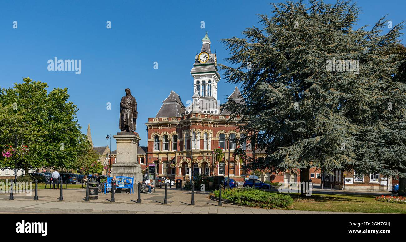 Grantham, Lincolnshire, Regno Unito. La Guildhall su St Peters Hill e la statua di Sir Isaac Newton Foto Stock