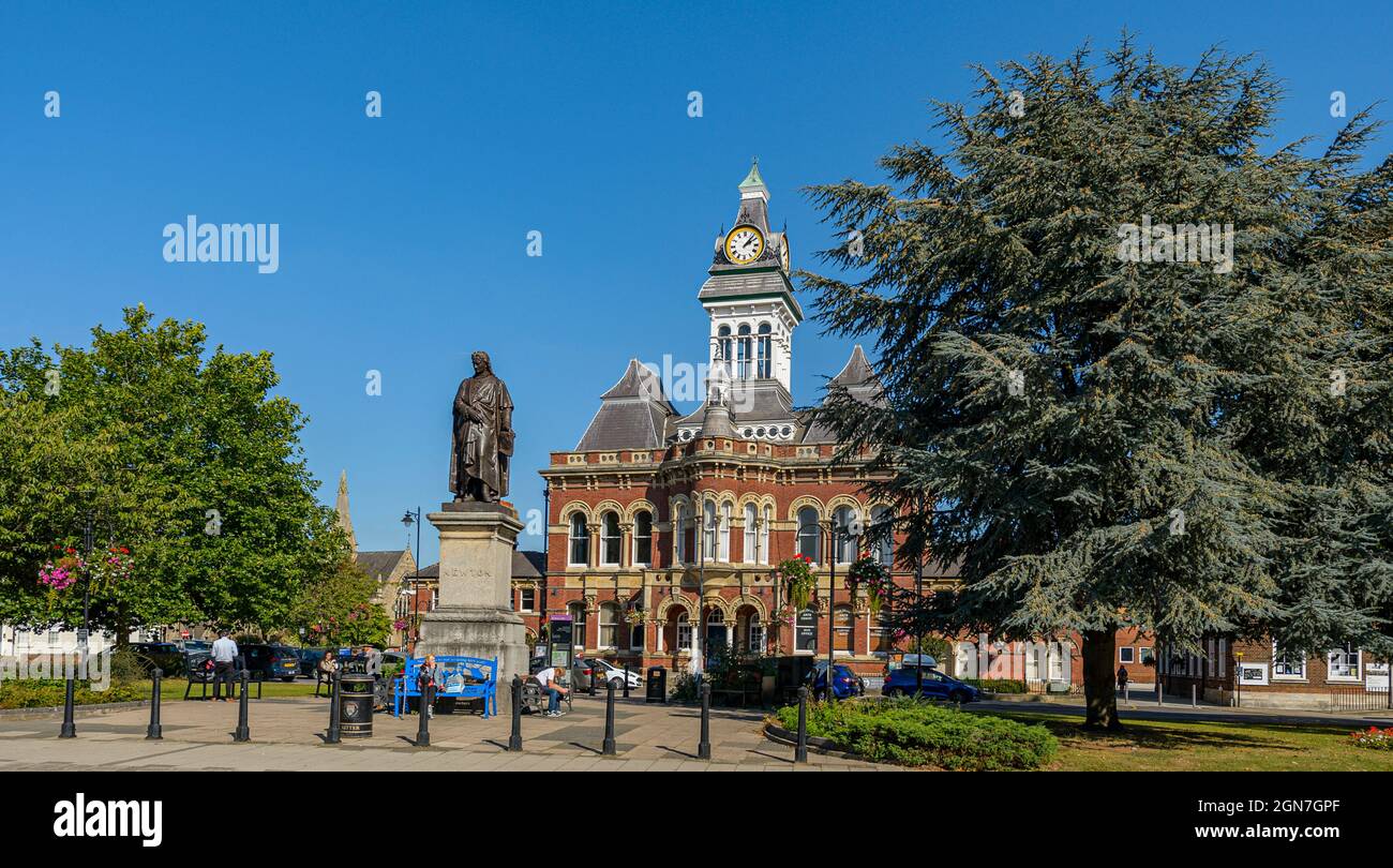 Grantham, Lincolnshire, Regno Unito. La Guildhall su St Peters Hill e la statua di Sir Isaac Newton Foto Stock